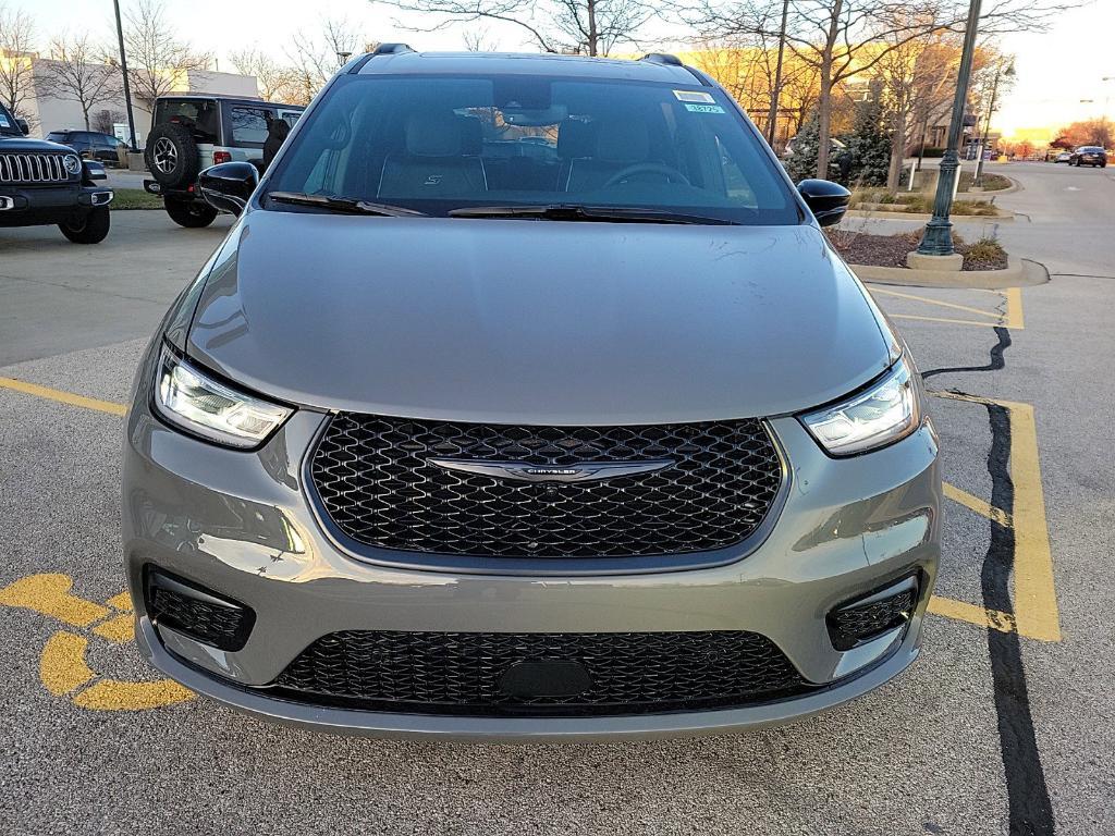 new 2025 Chrysler Pacifica car, priced at $50,637