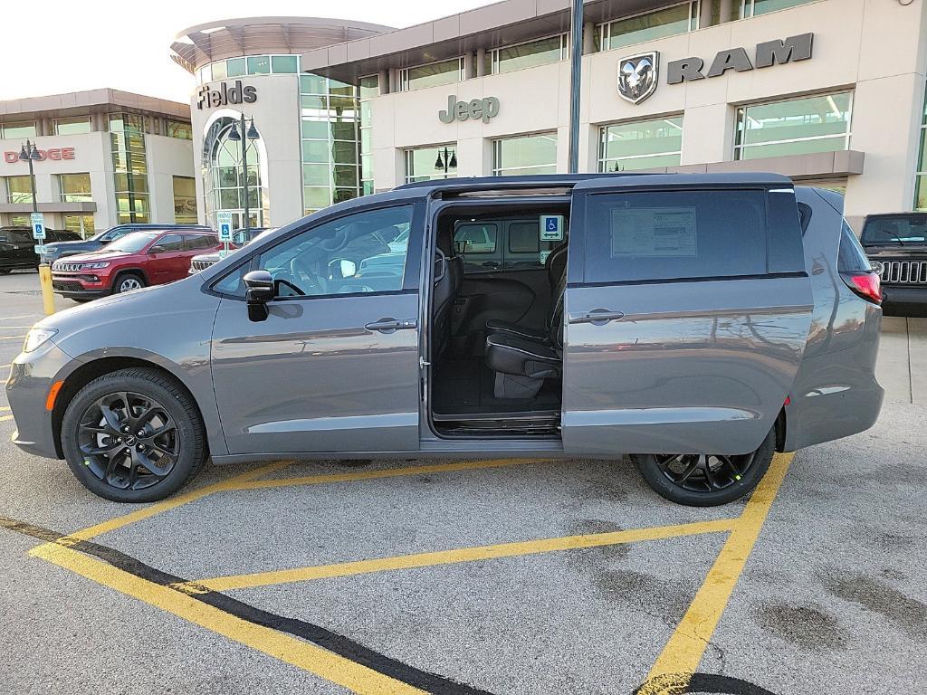 new 2025 Chrysler Pacifica car, priced at $50,637