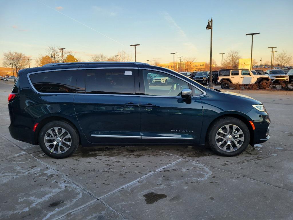 new 2025 Chrysler Pacifica Hybrid car, priced at $52,609