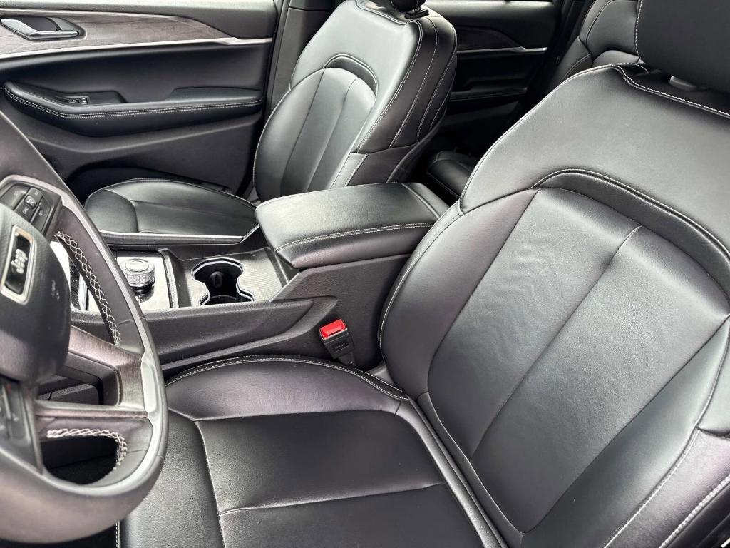 used 2024 Jeep Grand Cherokee car, priced at $34,990