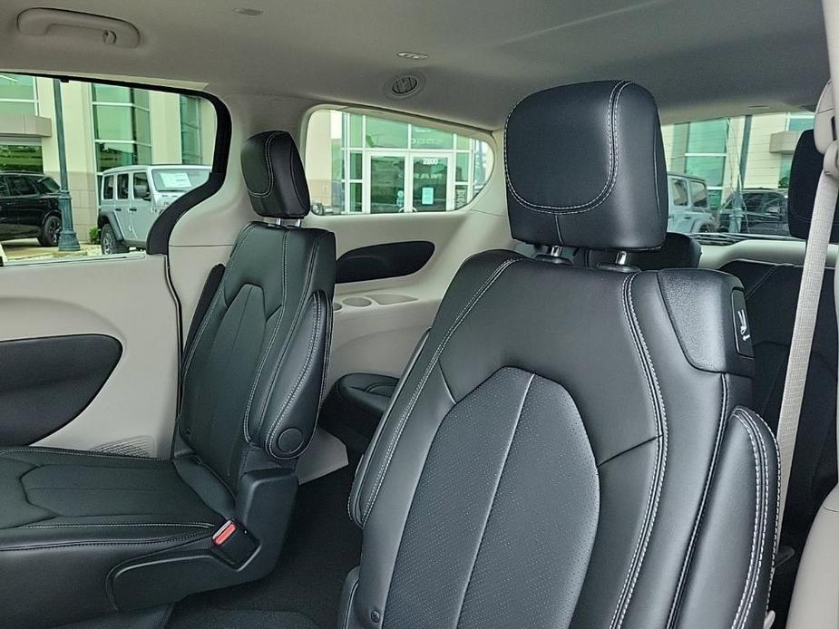 new 2024 Chrysler Pacifica car, priced at $41,958