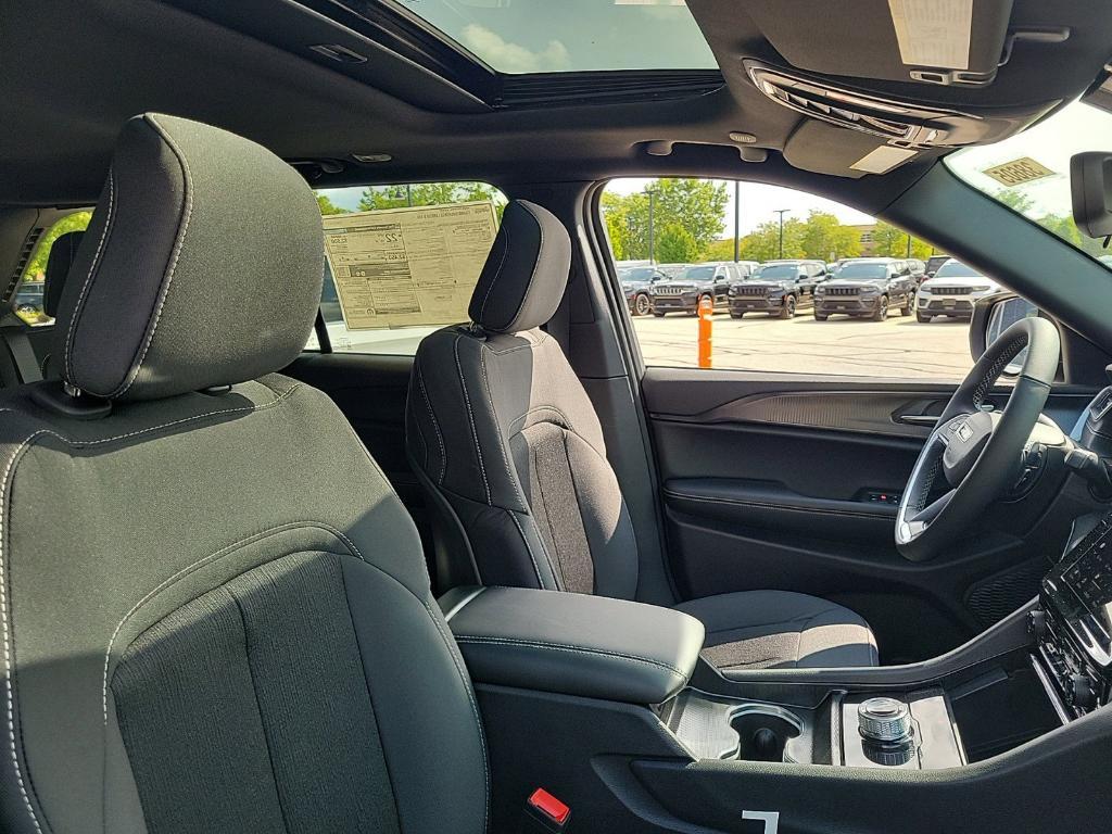 new 2024 Jeep Grand Cherokee car, priced at $38,765