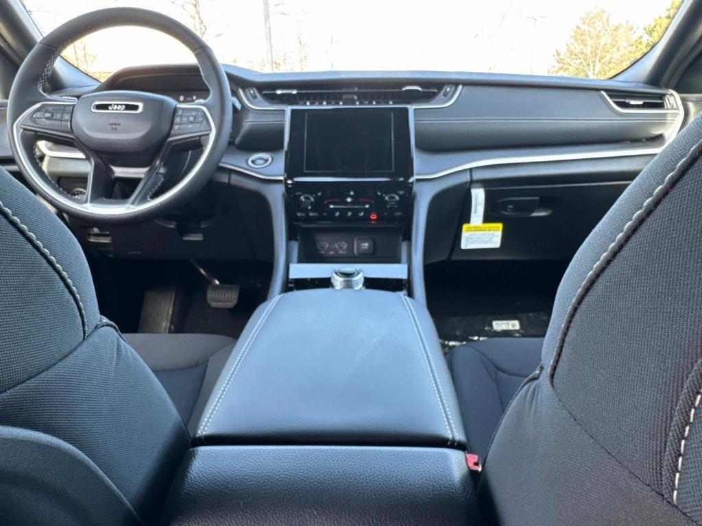 new 2025 Jeep Grand Cherokee car, priced at $40,685