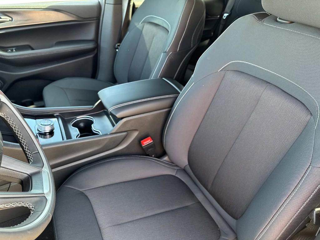 new 2025 Jeep Grand Cherokee car, priced at $40,685