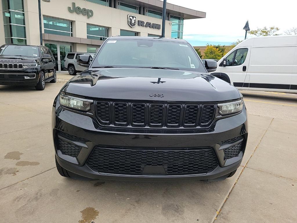 new 2025 Jeep Grand Cherokee car, priced at $43,975