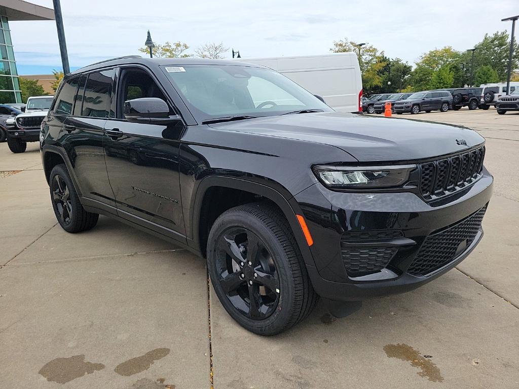 new 2025 Jeep Grand Cherokee car, priced at $43,975