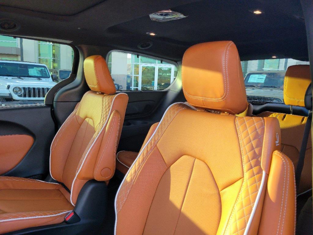 new 2025 Chrysler Pacifica Hybrid car, priced at $55,241