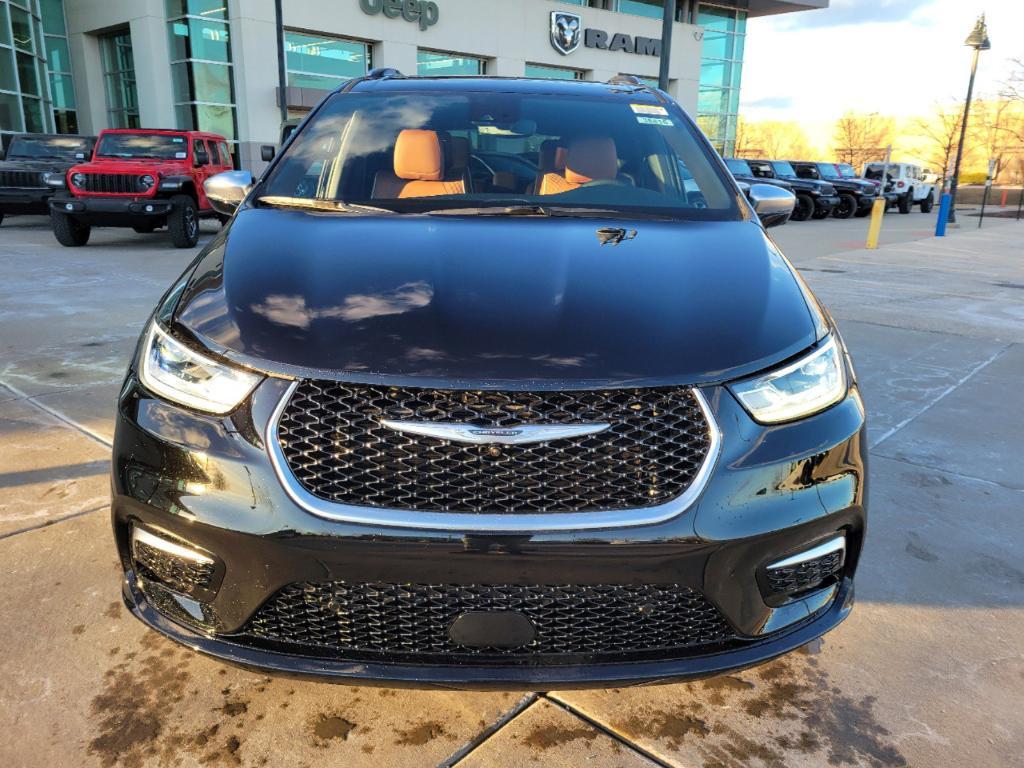 new 2025 Chrysler Pacifica Hybrid car, priced at $52,163