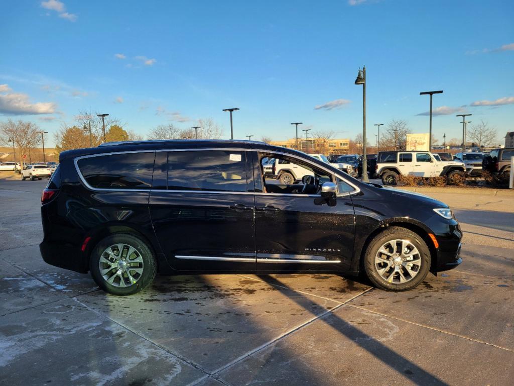 new 2025 Chrysler Pacifica Hybrid car, priced at $52,163