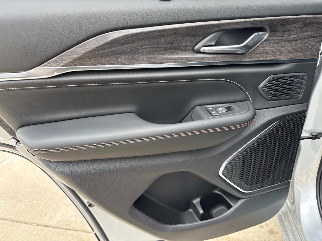 new 2025 Jeep Grand Cherokee car, priced at $59,201