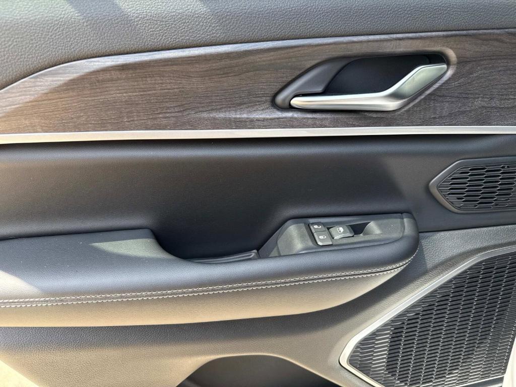 new 2025 Jeep Grand Cherokee car, priced at $52,876