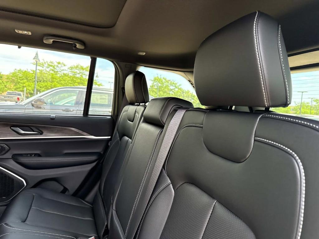 new 2025 Jeep Grand Cherokee car, priced at $52,876