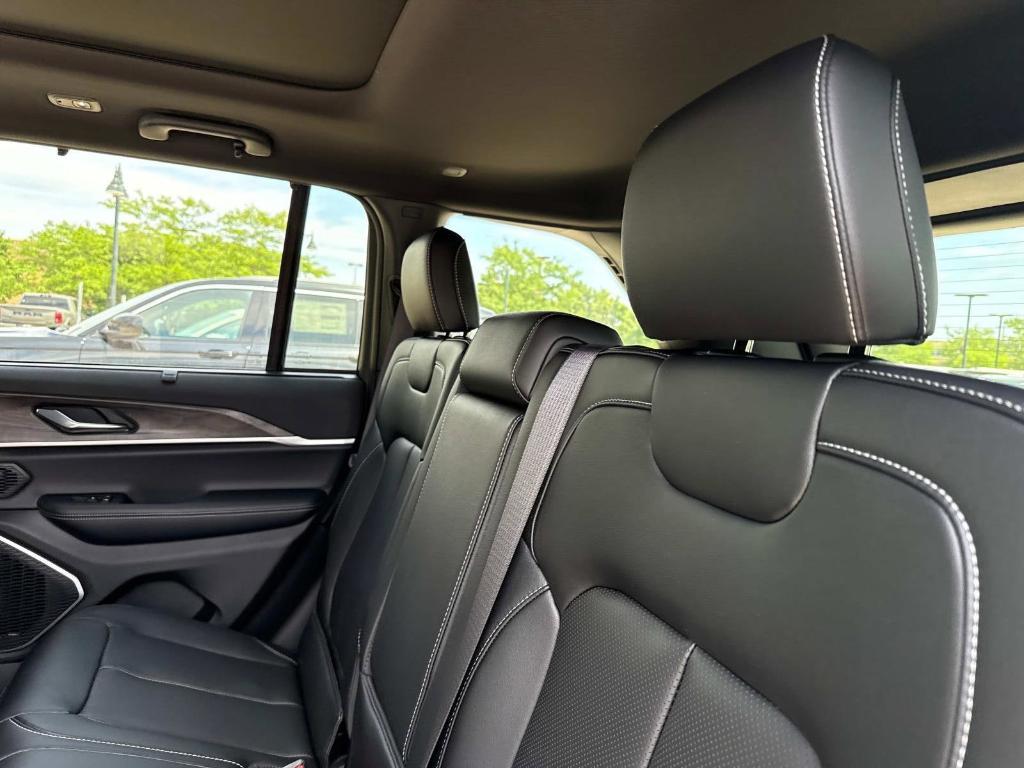new 2025 Jeep Grand Cherokee car, priced at $51,321