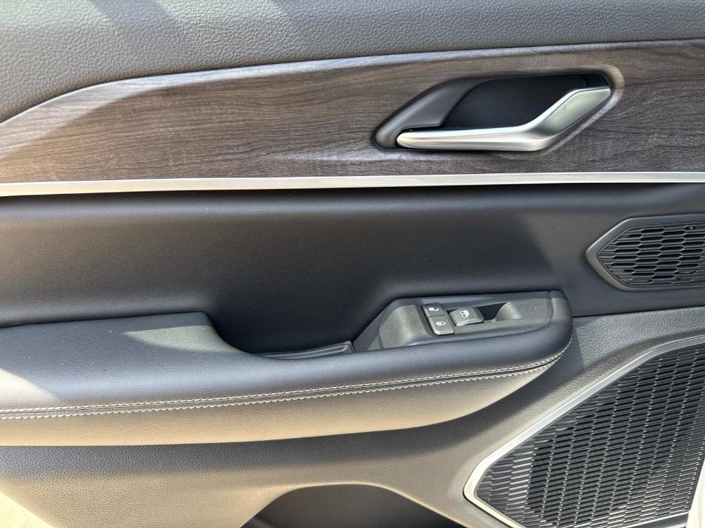 new 2025 Jeep Grand Cherokee car, priced at $51,321