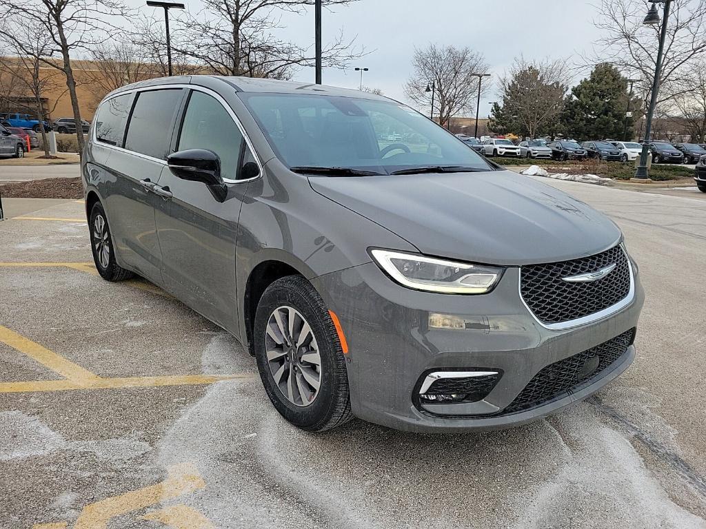 new 2025 Chrysler Pacifica Hybrid car, priced at $49,614