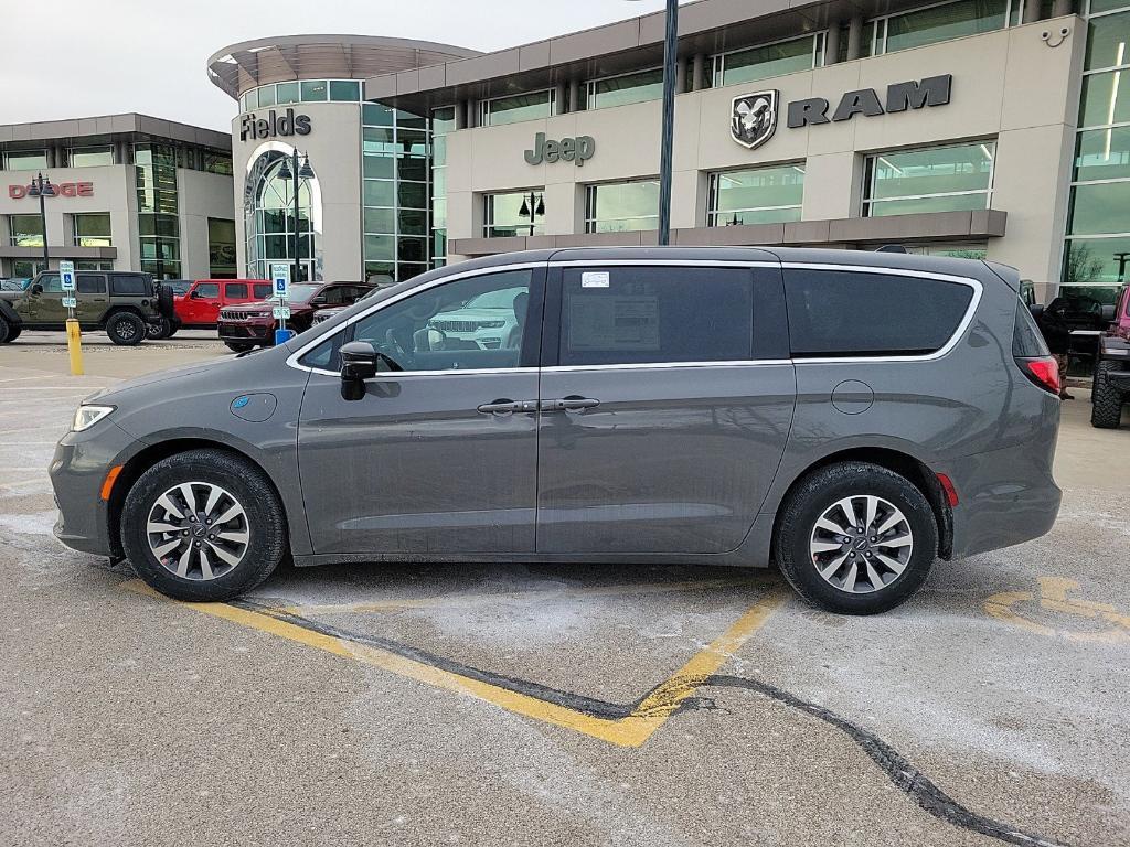 new 2025 Chrysler Pacifica Hybrid car, priced at $49,614