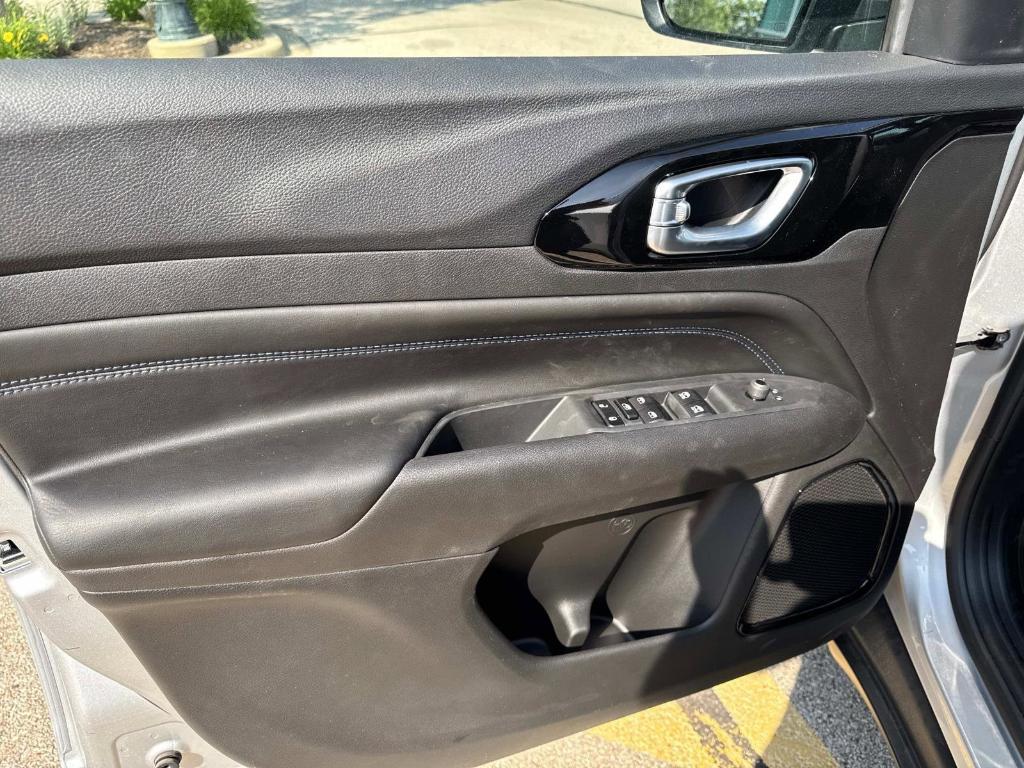 new 2025 Jeep Compass car, priced at $33,633