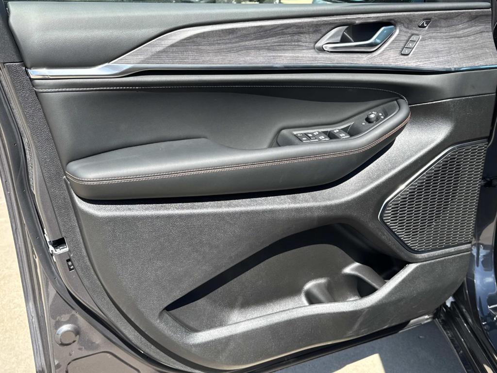 new 2025 Jeep Grand Cherokee car, priced at $58,851