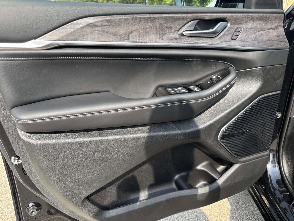 used 2022 Jeep Grand Cherokee car, priced at $35,490