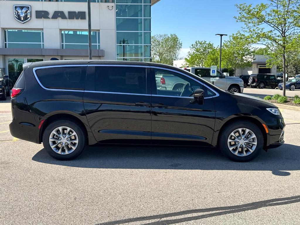 new 2025 Chrysler Pacifica car, priced at $47,648
