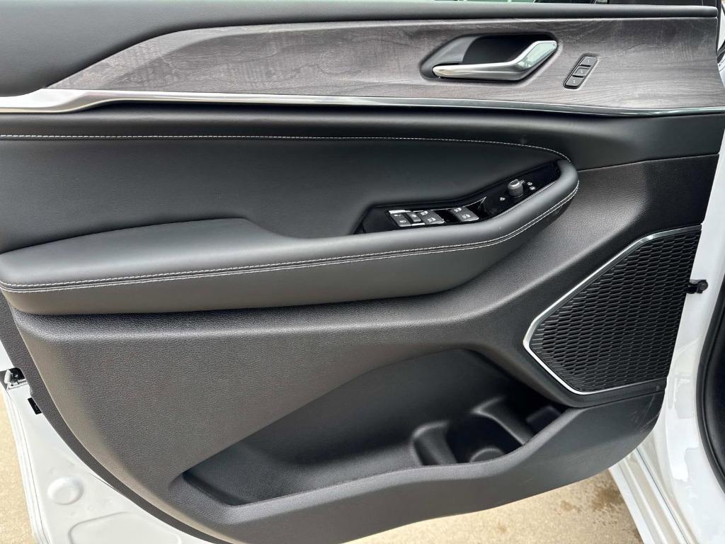 new 2025 Jeep Grand Cherokee car, priced at $55,949