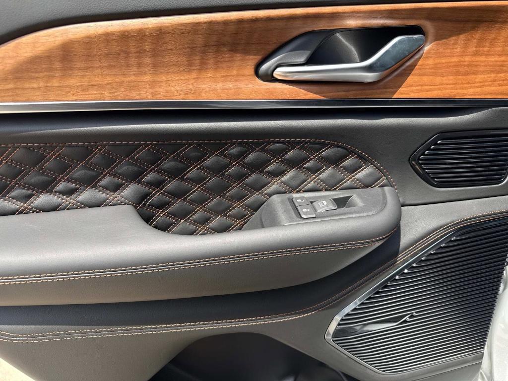 new 2025 Jeep Grand Cherokee car, priced at $63,184