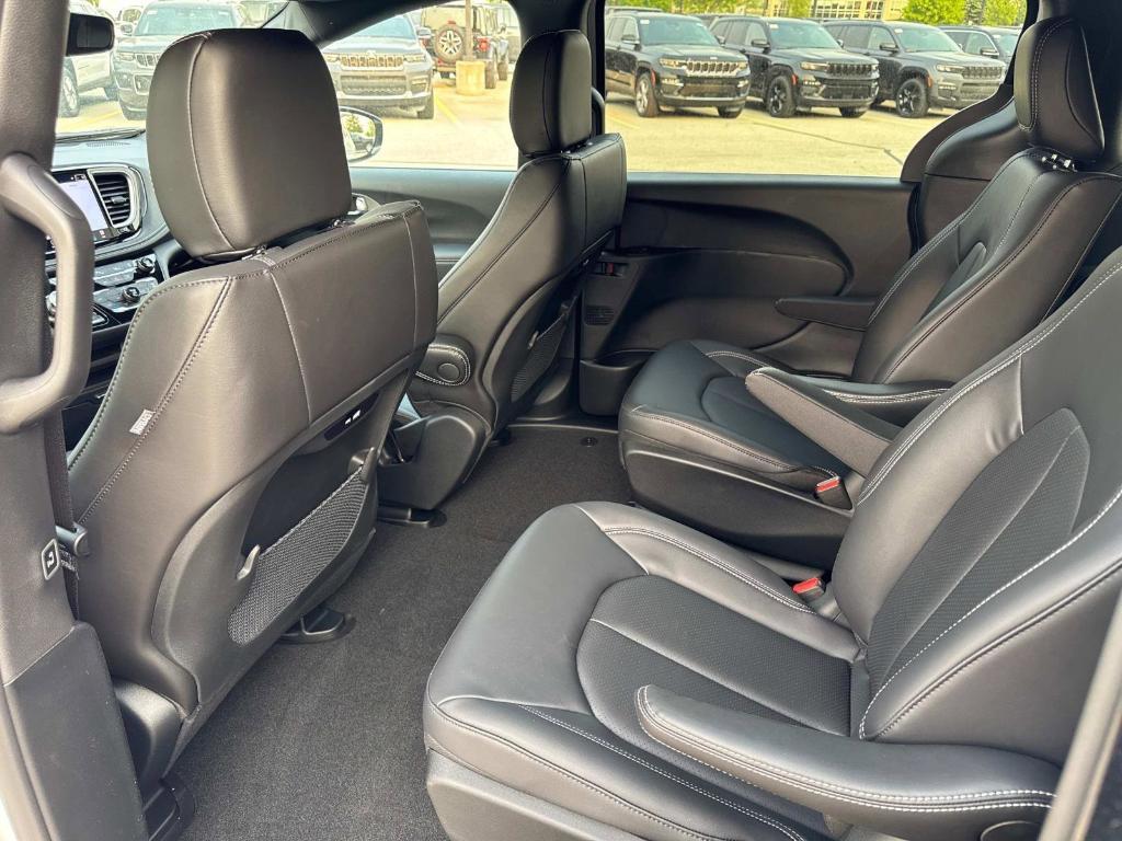 new 2025 Chrysler Pacifica Hybrid car, priced at $48,881