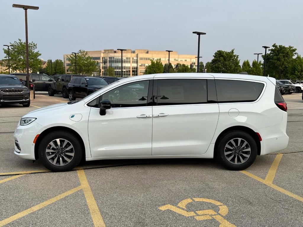 new 2025 Chrysler Pacifica Hybrid car, priced at $48,881