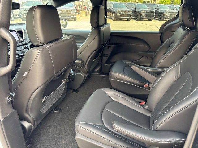 new 2025 Chrysler Pacifica Hybrid car, priced at $48,881
