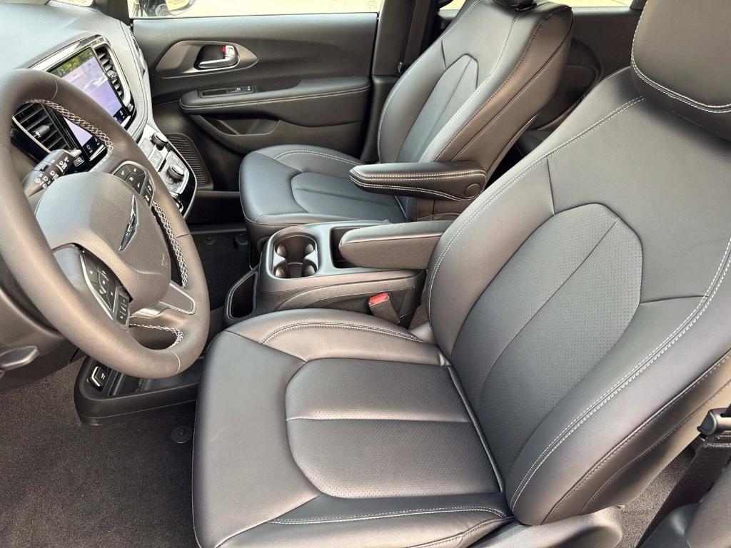 new 2025 Chrysler Pacifica Hybrid car, priced at $48,881
