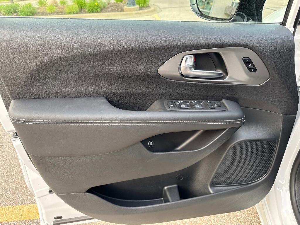 new 2025 Chrysler Pacifica Hybrid car, priced at $48,881