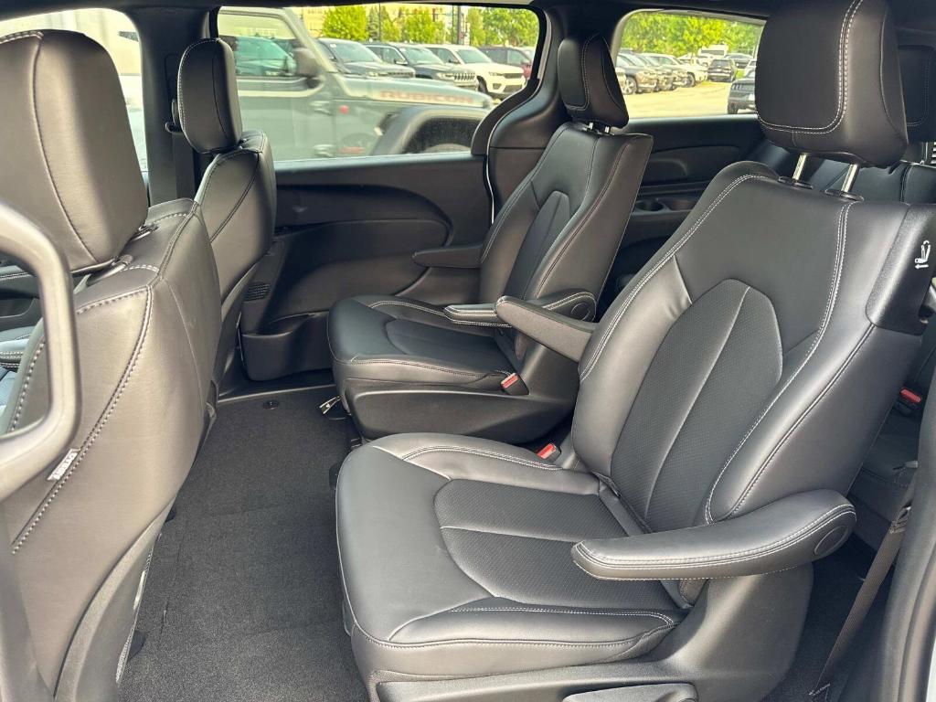 new 2025 Chrysler Pacifica Hybrid car, priced at $48,881