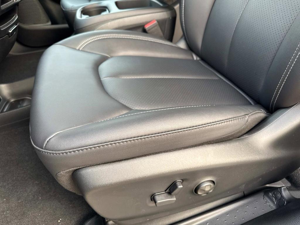 new 2025 Chrysler Pacifica Hybrid car, priced at $48,881