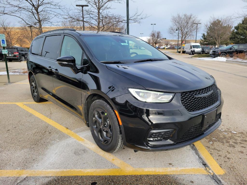 new 2025 Chrysler Pacifica Hybrid car, priced at $50,414