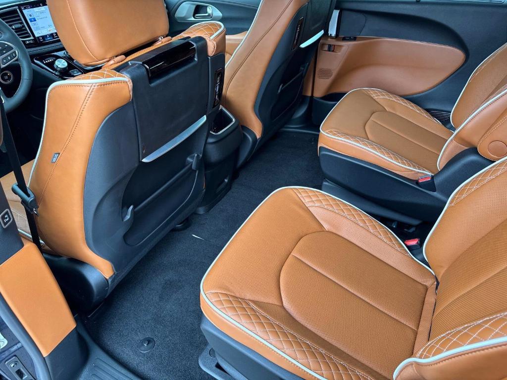 new 2025 Chrysler Pacifica Hybrid car, priced at $55,736