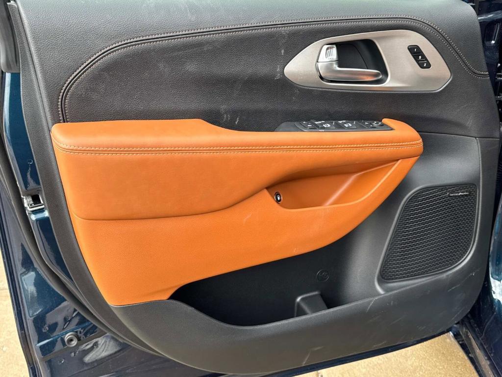 new 2025 Chrysler Pacifica Hybrid car, priced at $55,736