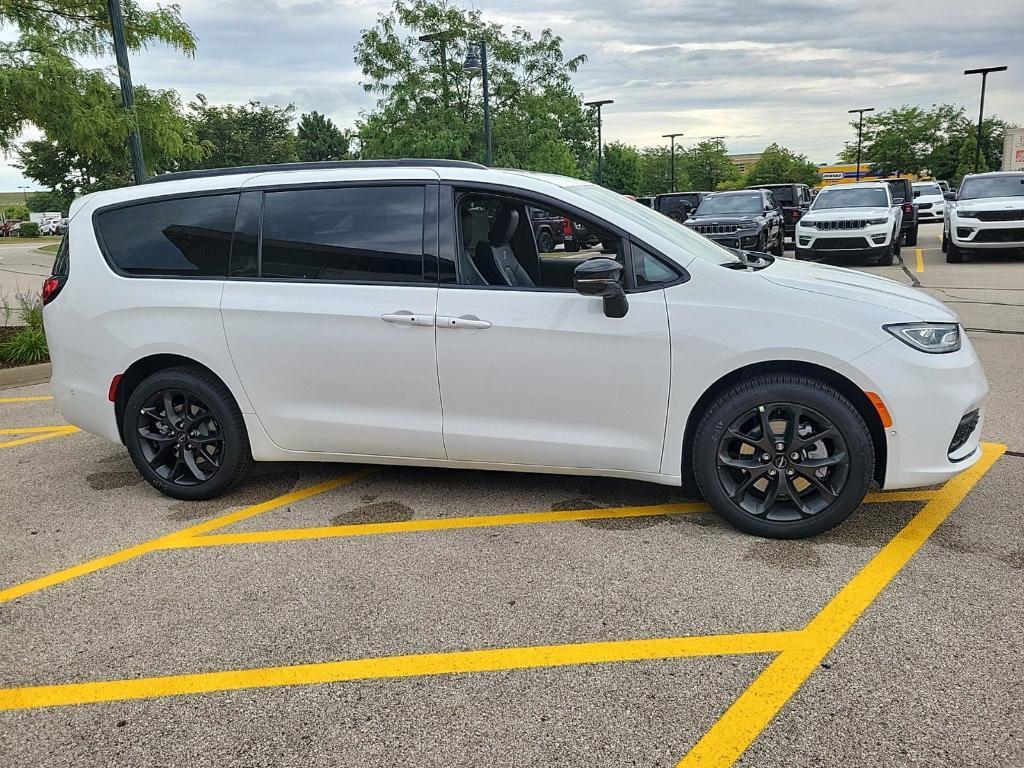 new 2024 Chrysler Pacifica car, priced at $47,263