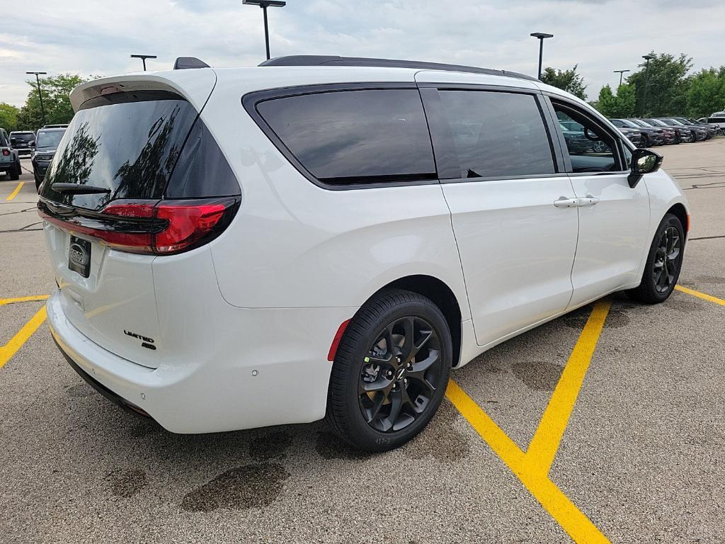 new 2024 Chrysler Pacifica car, priced at $47,263