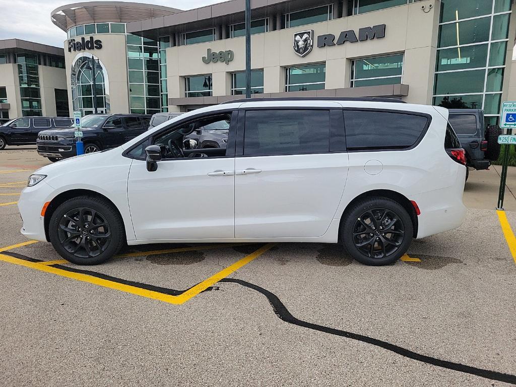 new 2024 Chrysler Pacifica car, priced at $47,263