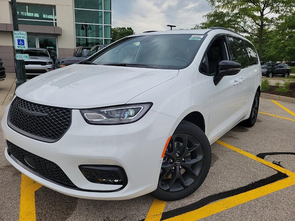 new 2024 Chrysler Pacifica car, priced at $47,263