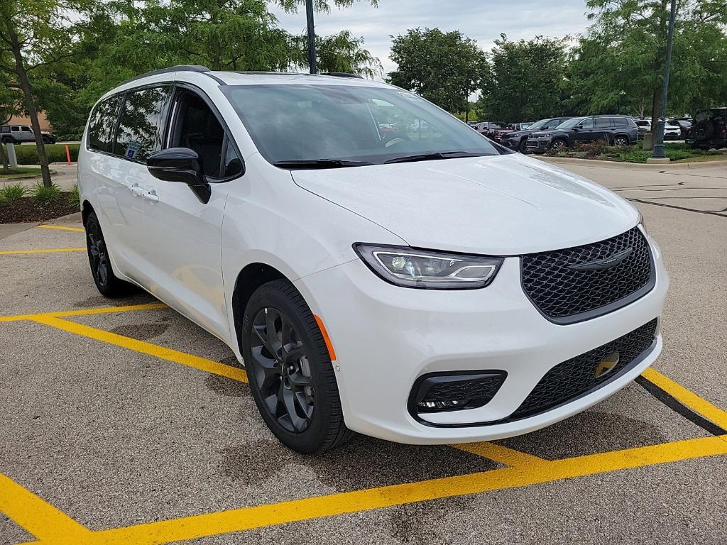 new 2024 Chrysler Pacifica car, priced at $47,263