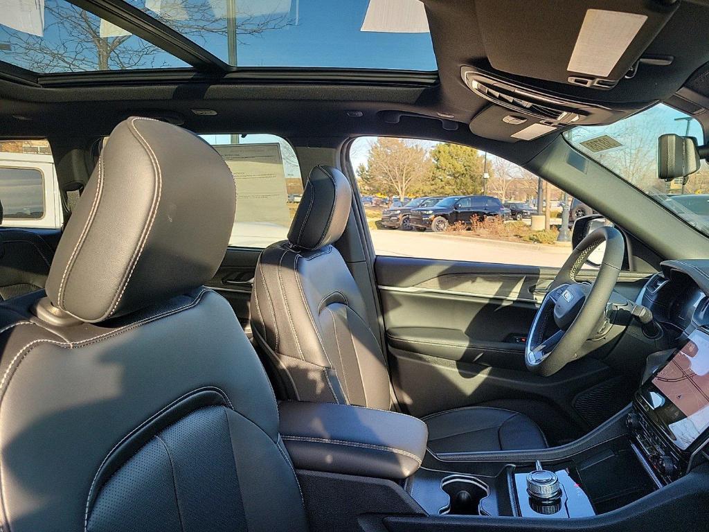 new 2025 Jeep Grand Cherokee car, priced at $50,596
