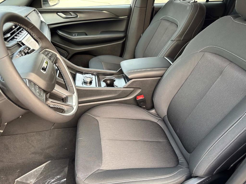 new 2025 Jeep Grand Cherokee car, priced at $40,677
