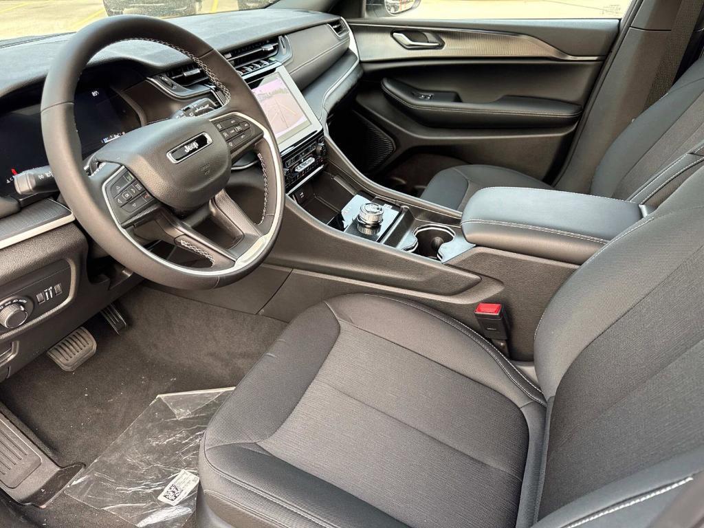 new 2025 Jeep Grand Cherokee car, priced at $40,677