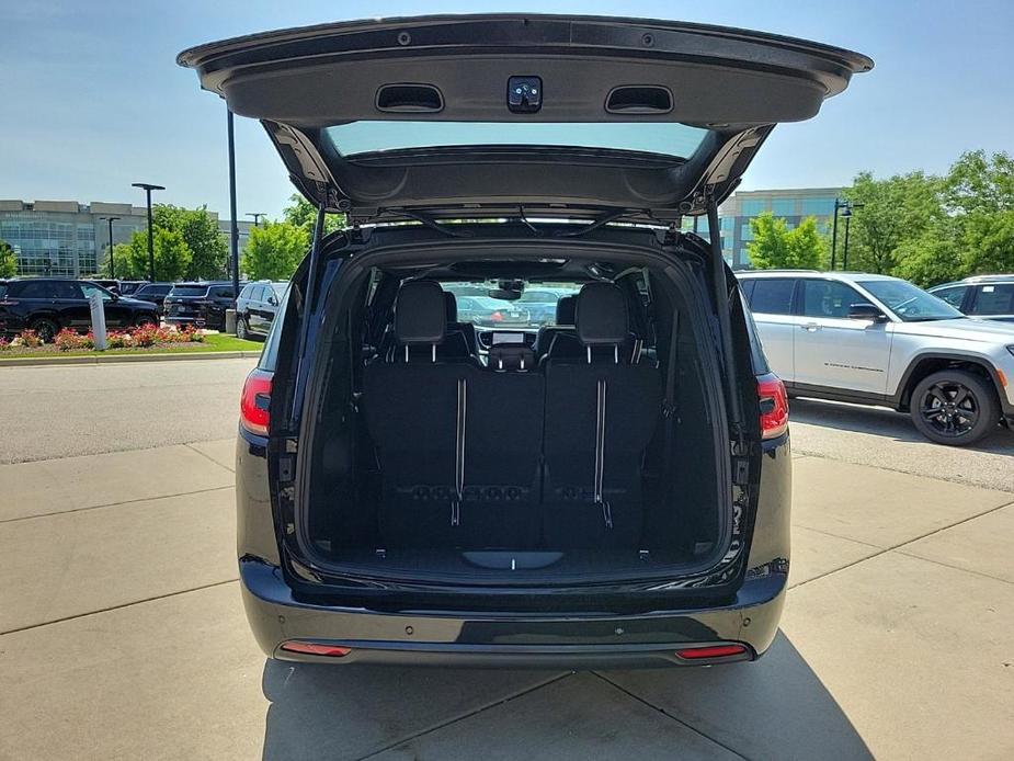 new 2024 Chrysler Pacifica car, priced at $52,644