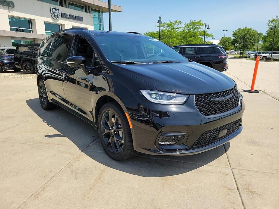 new 2024 Chrysler Pacifica car, priced at $52,644