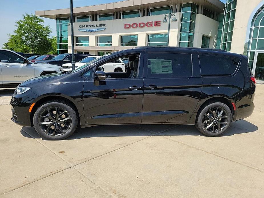 new 2024 Chrysler Pacifica car, priced at $52,644