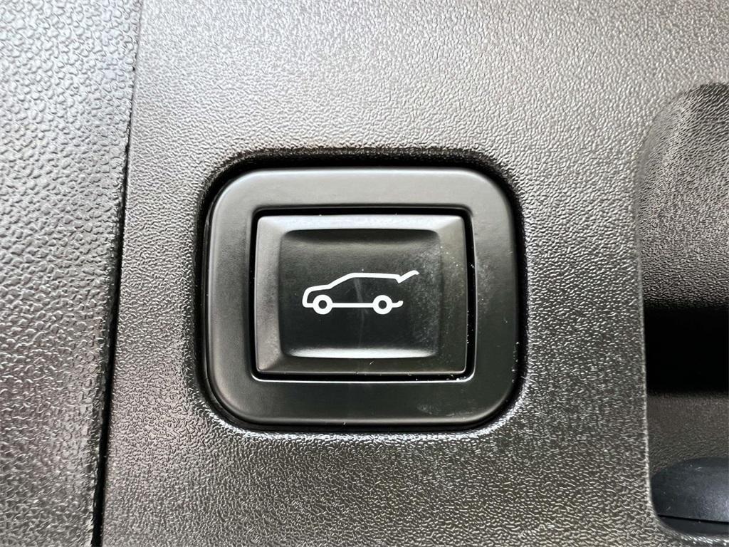 used 2022 Cadillac XT5 car, priced at $26,798