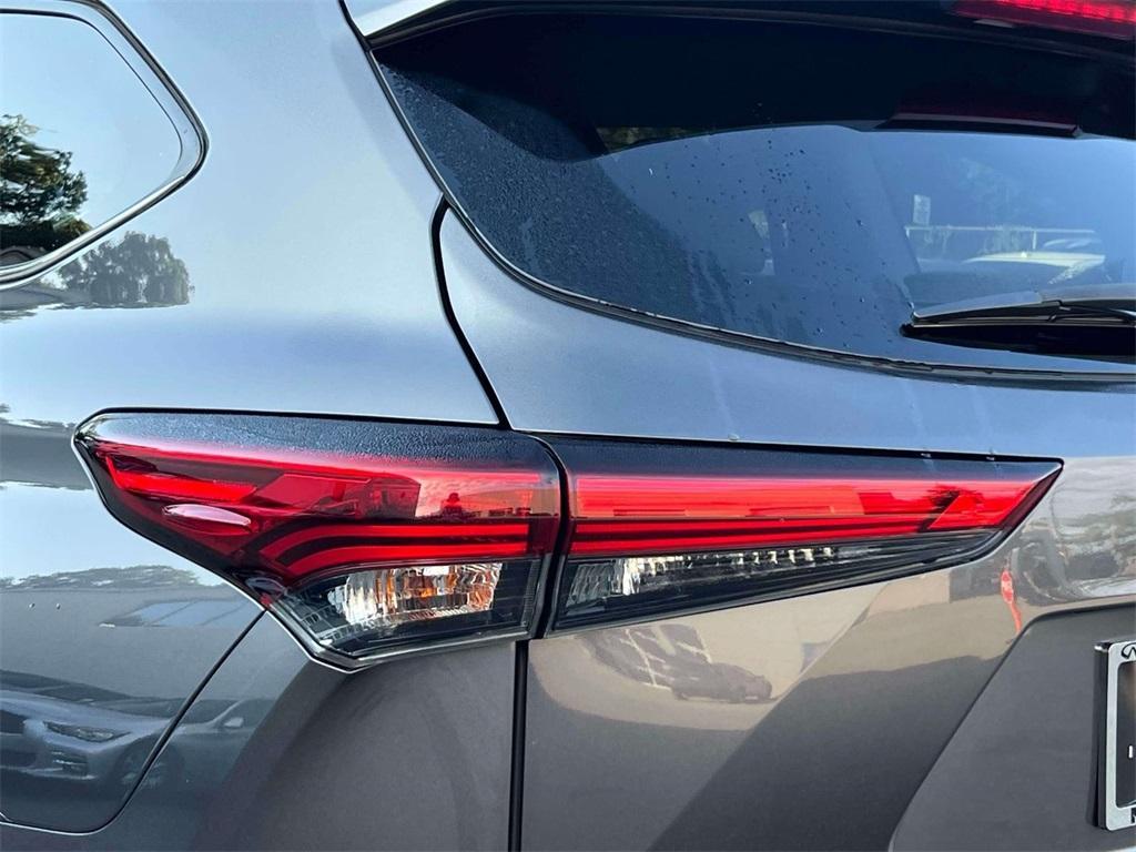 used 2022 Toyota Highlander car, priced at $35,198
