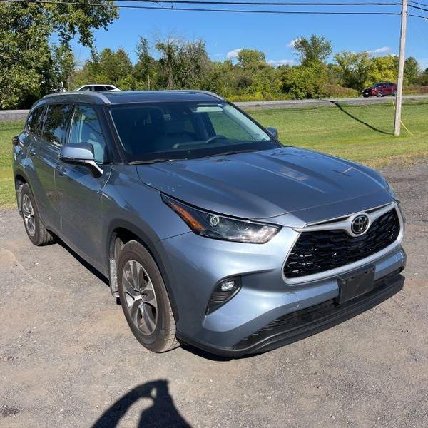 used 2022 Toyota Highlander car, priced at $37,746